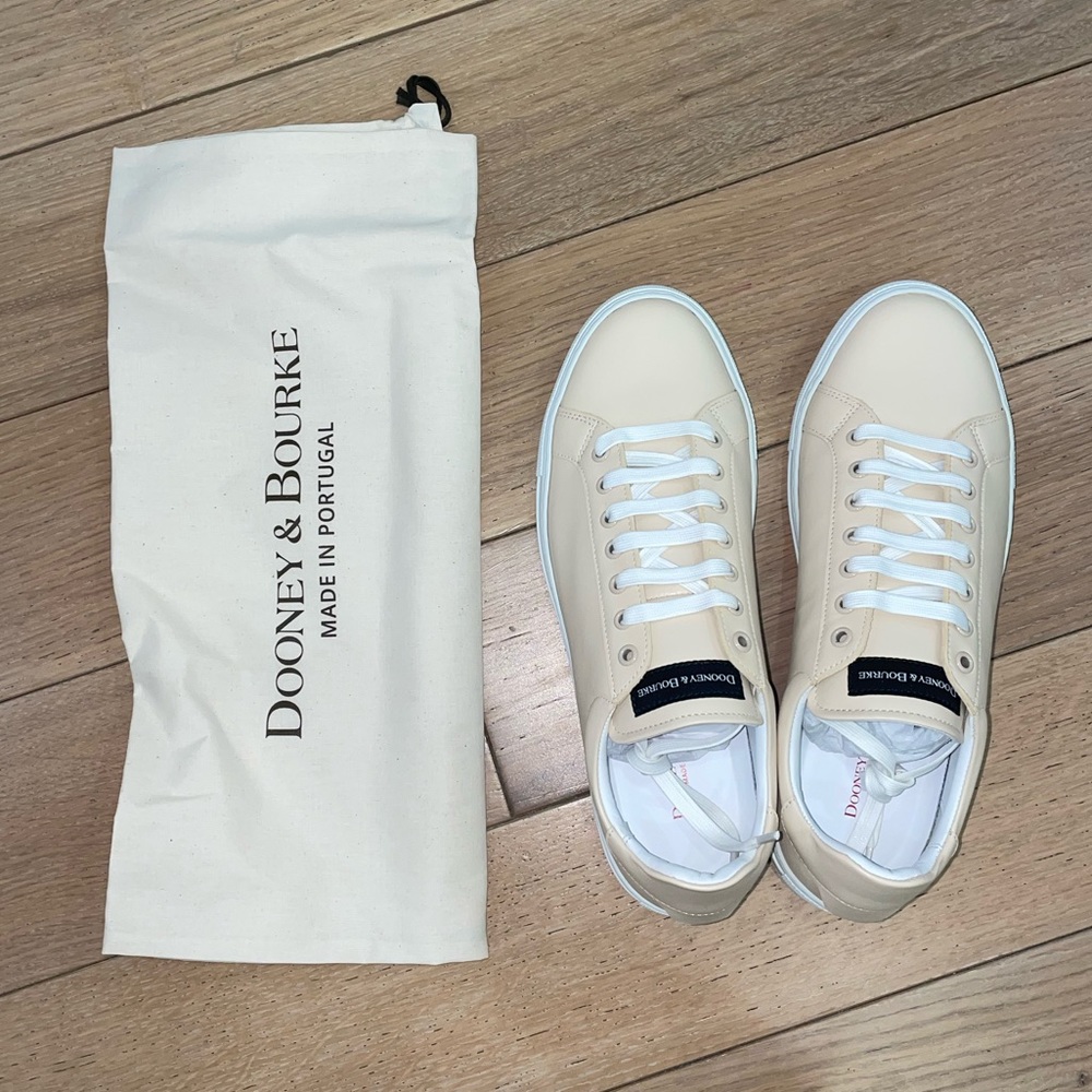 NWT Dooney & Bourke Women's Classic Lace Up